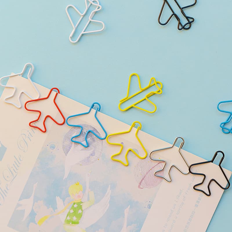 Ready stock hot-selling creative office gifts, fashionable colored airplane-shaped paper clips, bookmark clips wholesale.