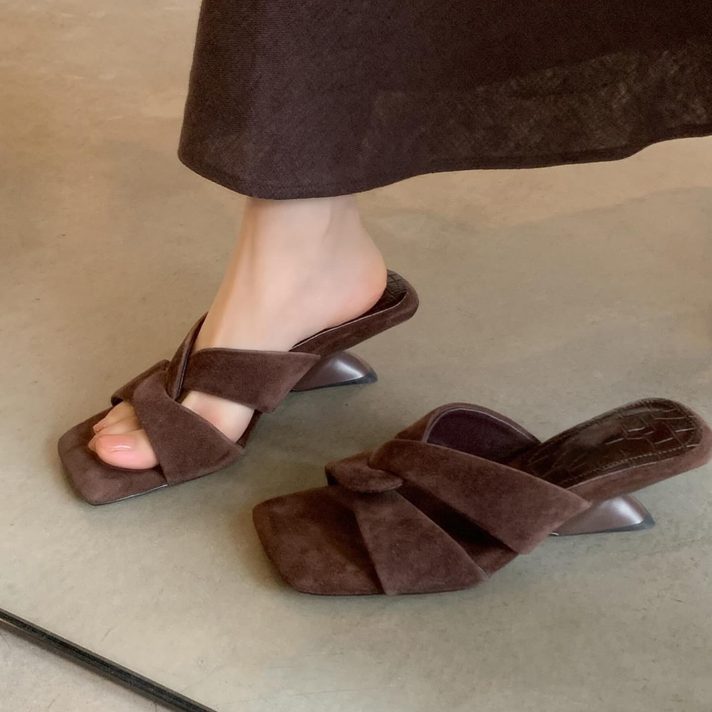French retro square toe cross-strap slippers for women spring fashion new versatile suede low heel outer wear mule slippers