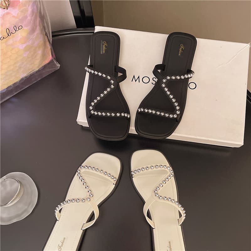 2026 New Fashionable and Versatile Summer French Silver Pearl Temperament Home and Outdoor Beach Slippers for Women with Skirts