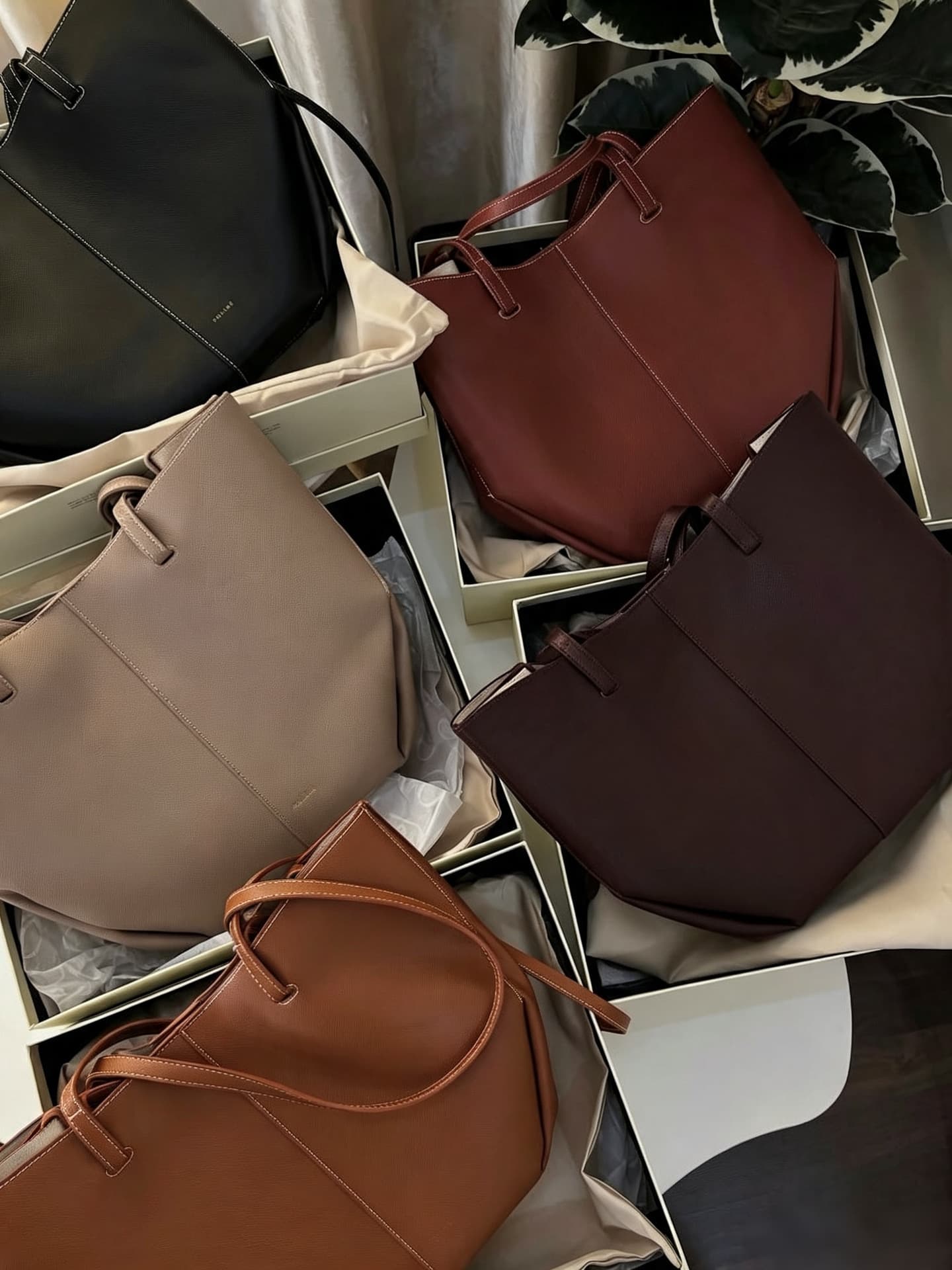 Women's handbags available, ladies' tote bags wholesale