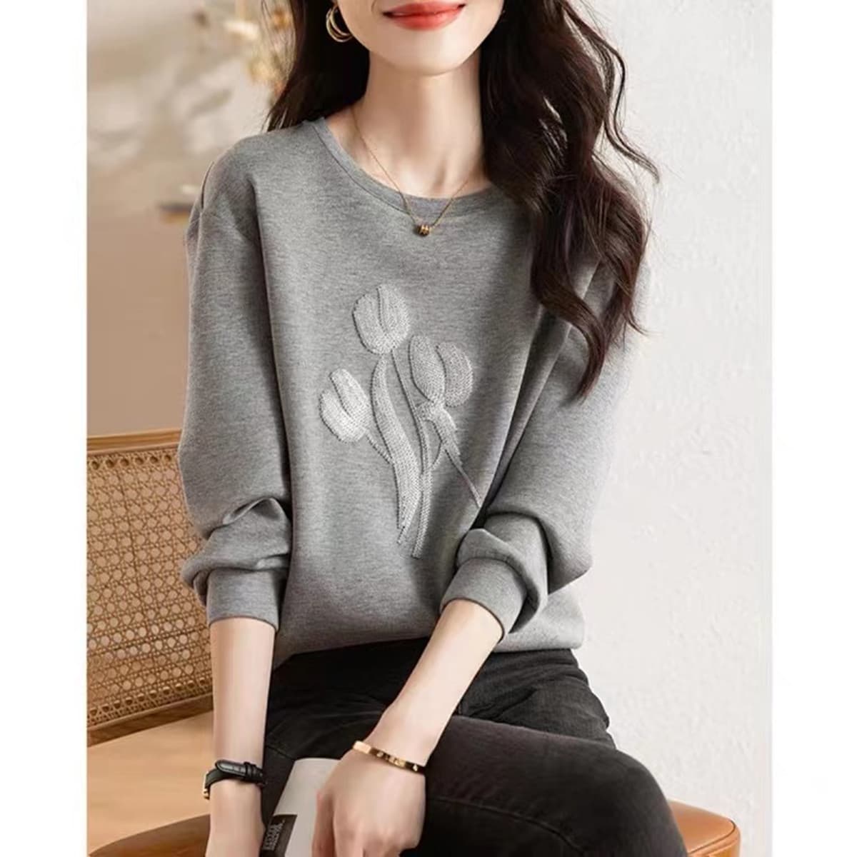 Gray sweatshirt for women 2023 autumn simple and fashionable loose small three-dimensional flower casual round neck top trendy and versatile