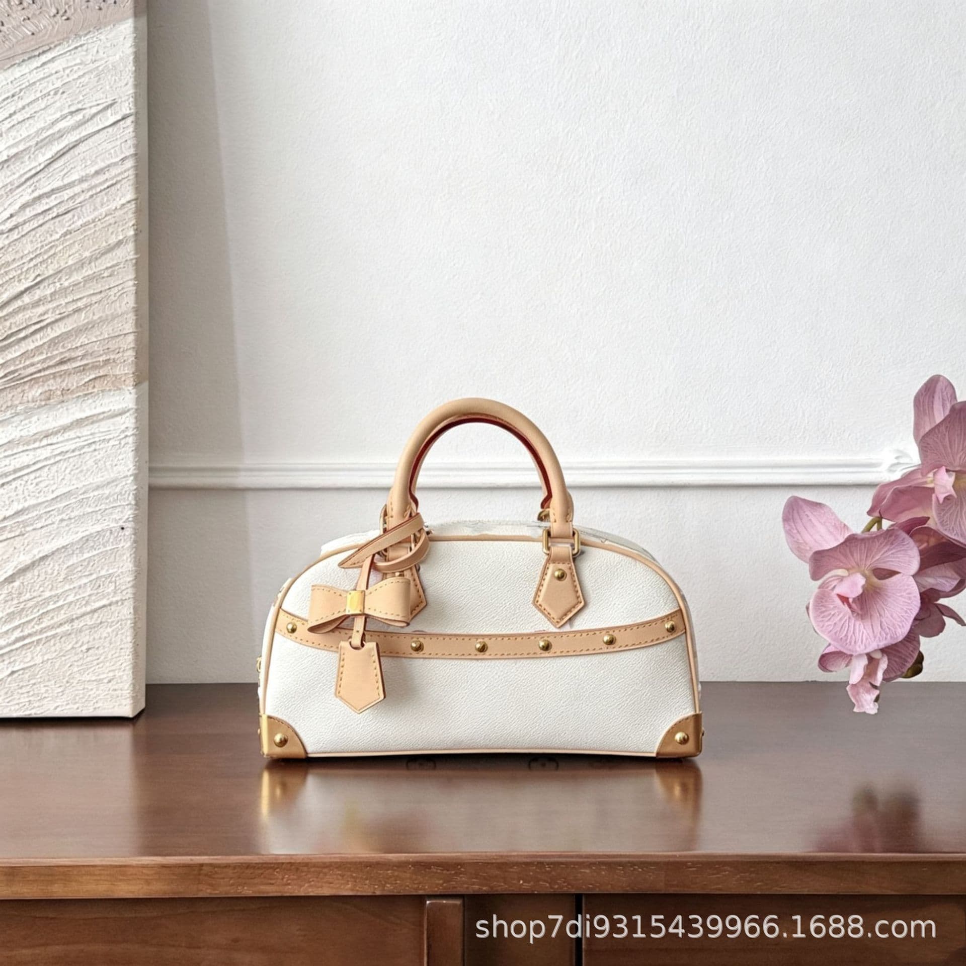 1 Piece Dropshipping White Three-Color Bowling Bag Handbag East West Murakami White Three-Color Murakami Series