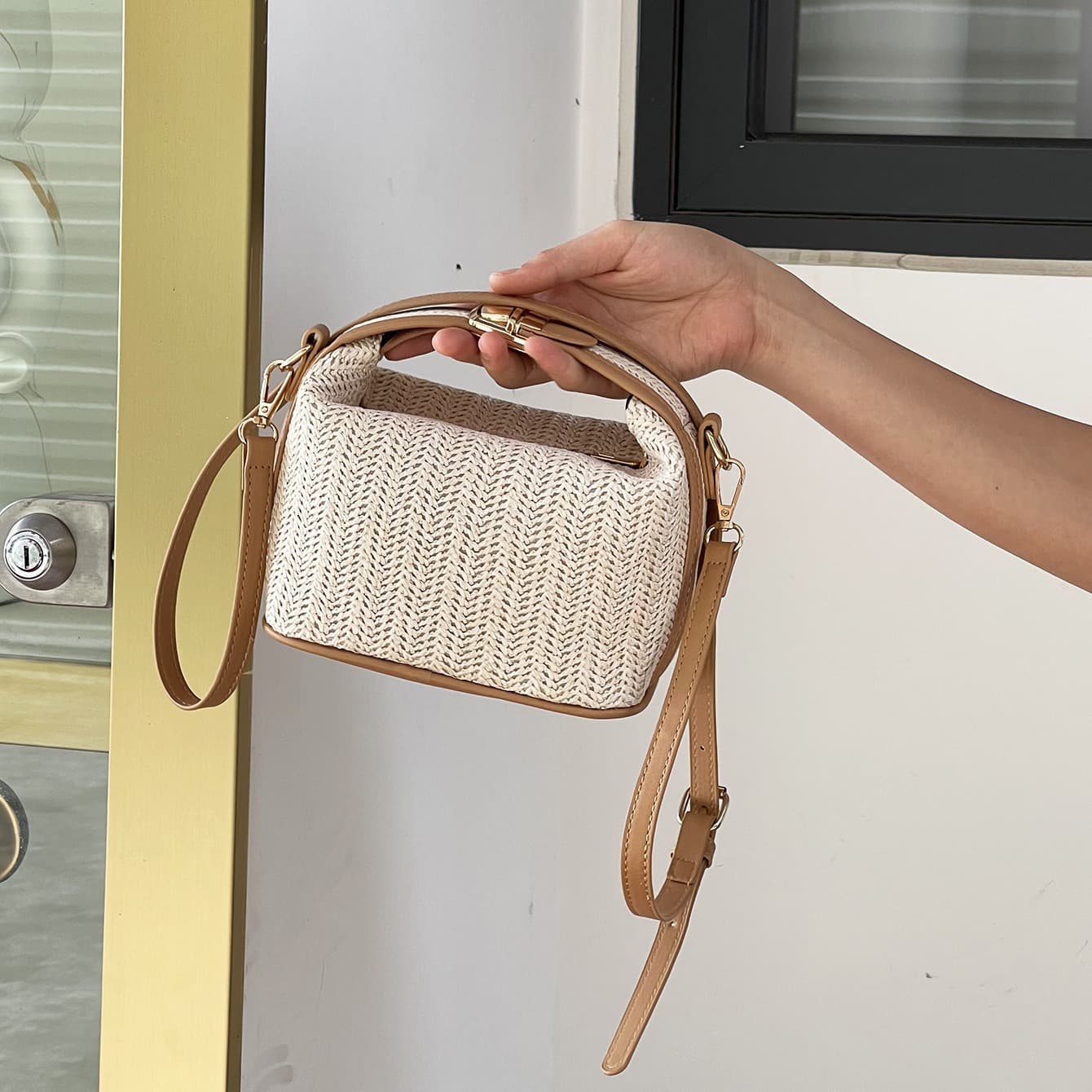 Straw Bucket Bag Portable Crossbody Bag Guangzhou Wholesale Hand Bag Contrast Color All-match Women's Bag Fashionable Woven Bag