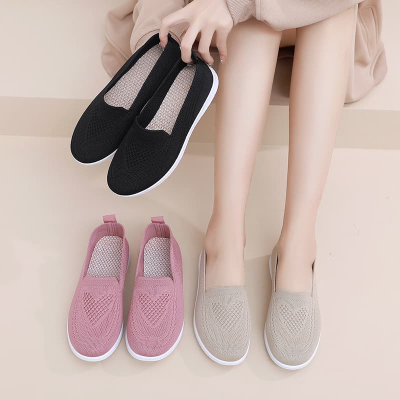 Old Beijing Cloth Shoes Women's Slip-On Middle-Aged Mother Shoes Breathable Flat Casual Shoes Large Size Cross-Border Fly Knit Women's Shoes