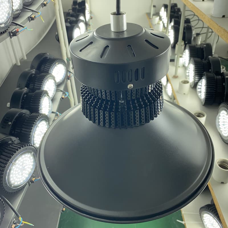 Fin-type LED industrial and mining lights, 150W factory lights, warehouse lighting fixtures with pendant pipe or rod mounting for ceiling installation.
