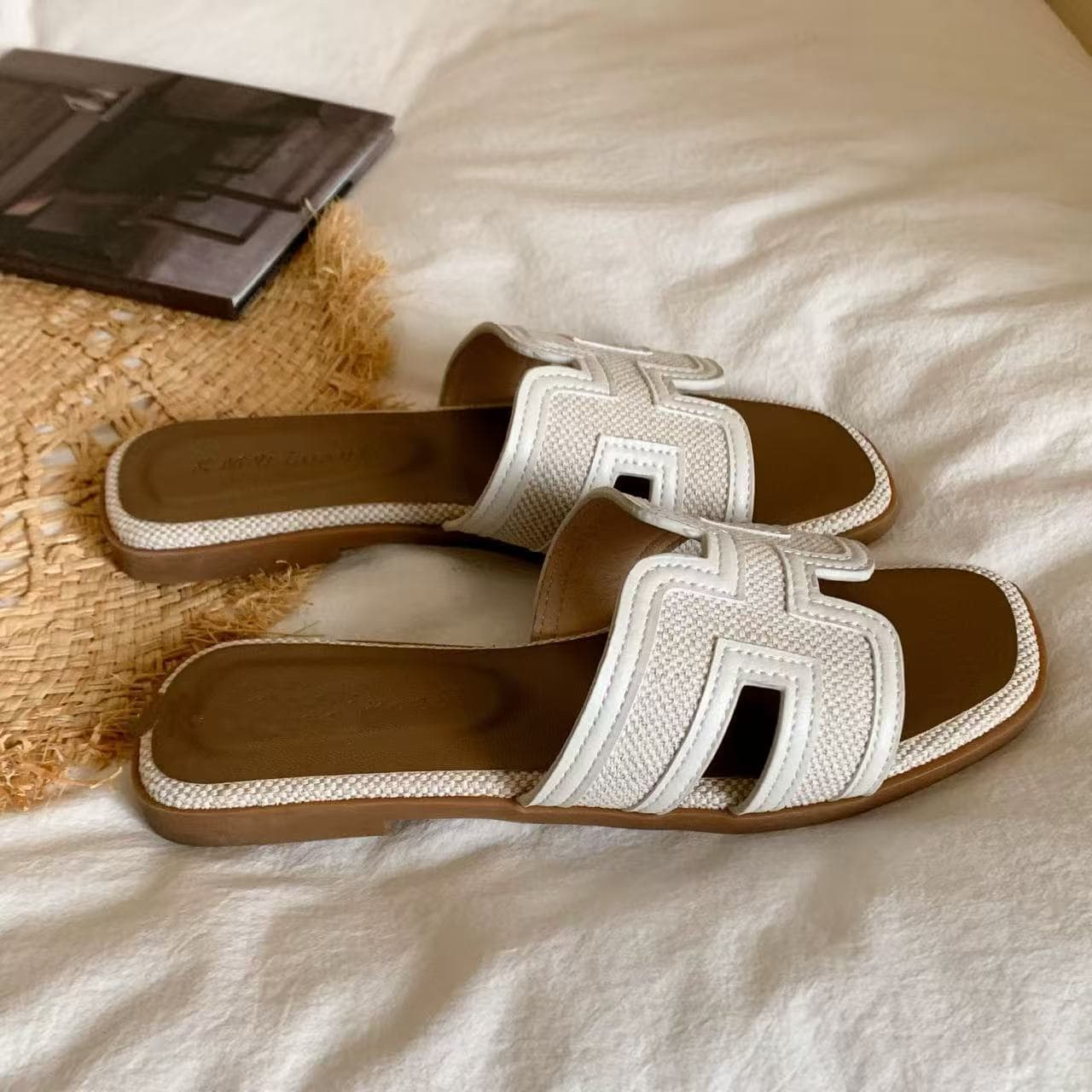 2026 New Flat Slippers for Women Summer French Style Slim Straps Retro Sandals Beach Slippers Versatile