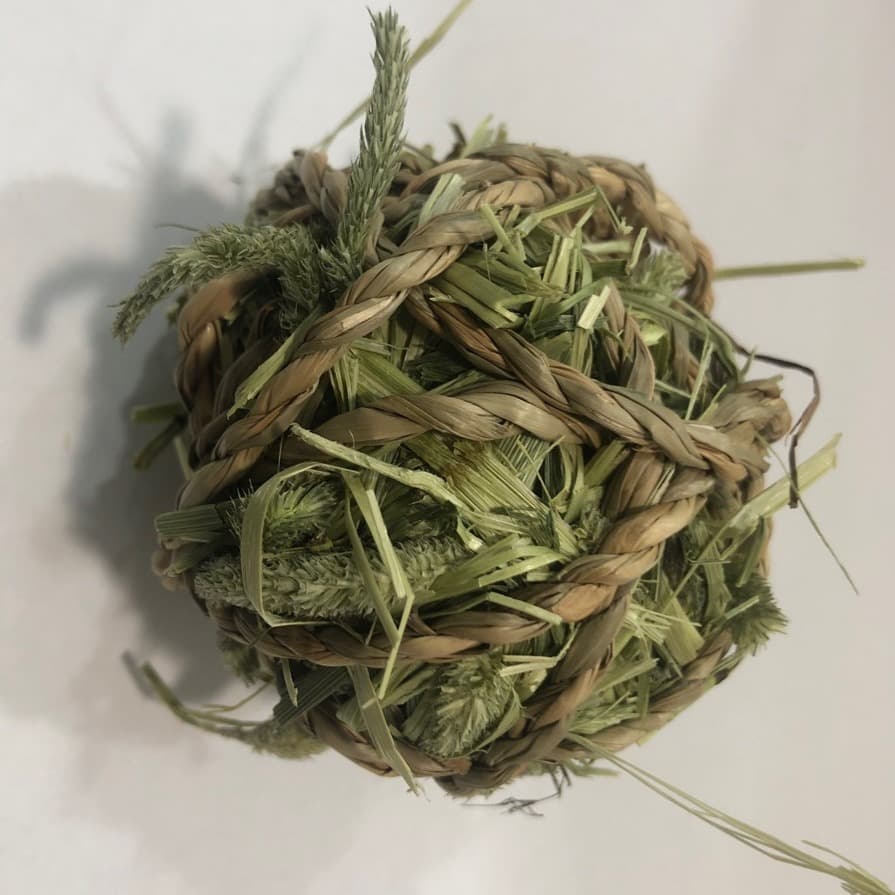 Timothy Grass Woven Ball for Rabbit Chewing, Guinea Pig, Parrot Biting Toy Ball, Amazon Cross-border Supply