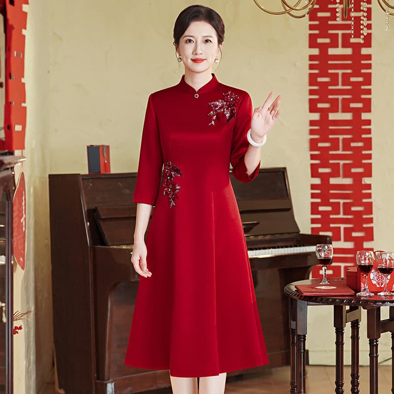 High-end wedding banquet dress, modified cheongsam dress, elegant and sophisticated mother-in-law dress.