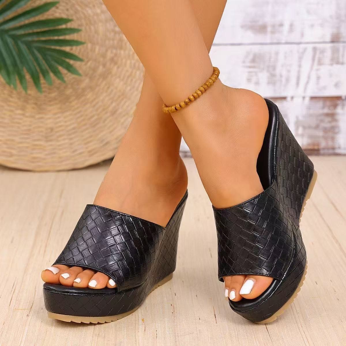 Women's European and American wedge heel slippers, new thick-soled plaid pattern platform clog sole, peep-toe one-strap sandals, size 43 large size summer slippers