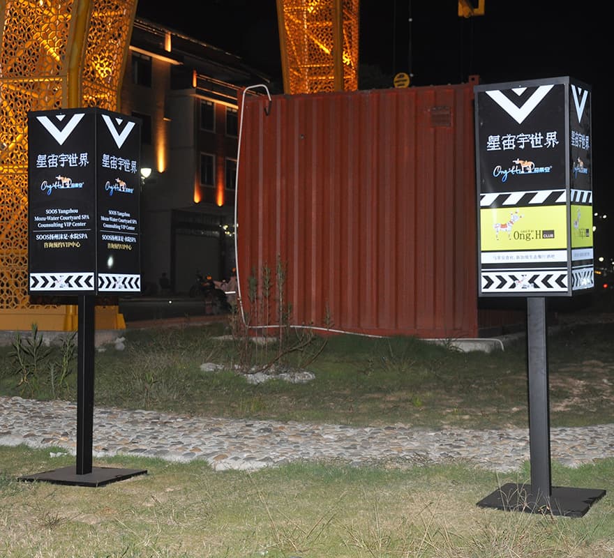 Simple four-sided iron guide signs with solar panels, commercial directional signs for scenic areas, multifunctional road signs with light boxes.