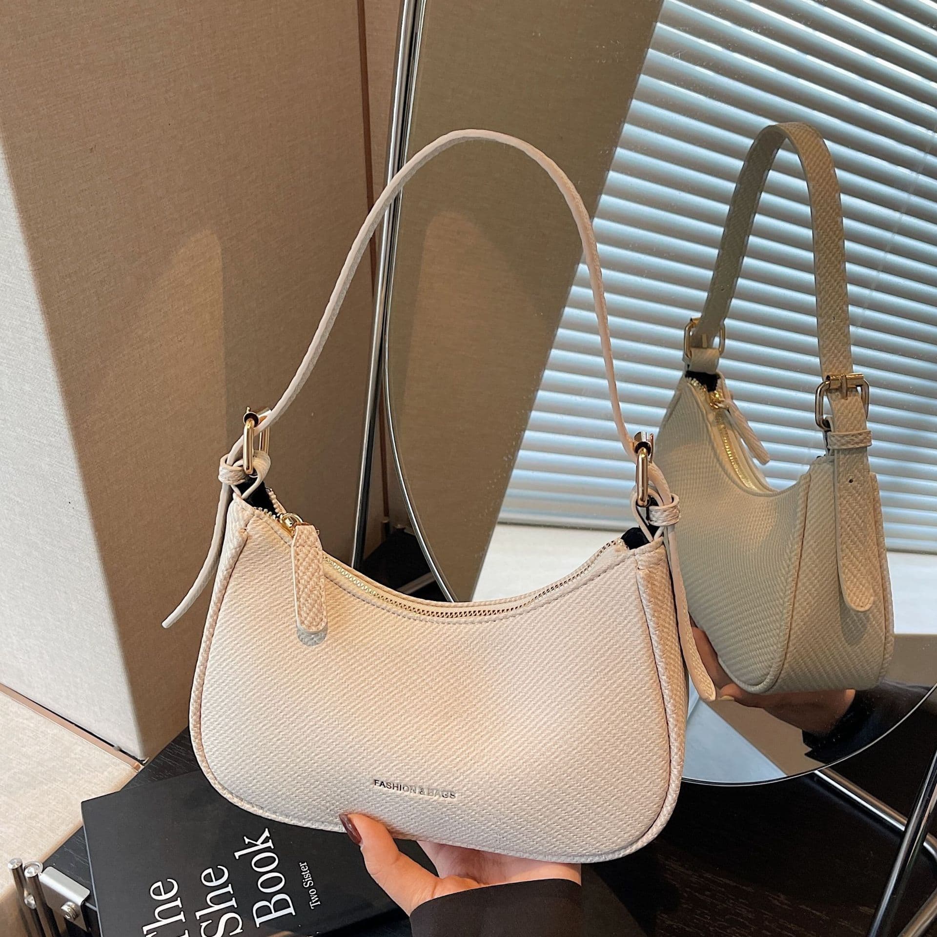 Niche Design Crescent Bag Women 2026 New High-End Single Shoulder Handbag Crescent Moon Bag Fashion Underarm Bag Baguette Bag