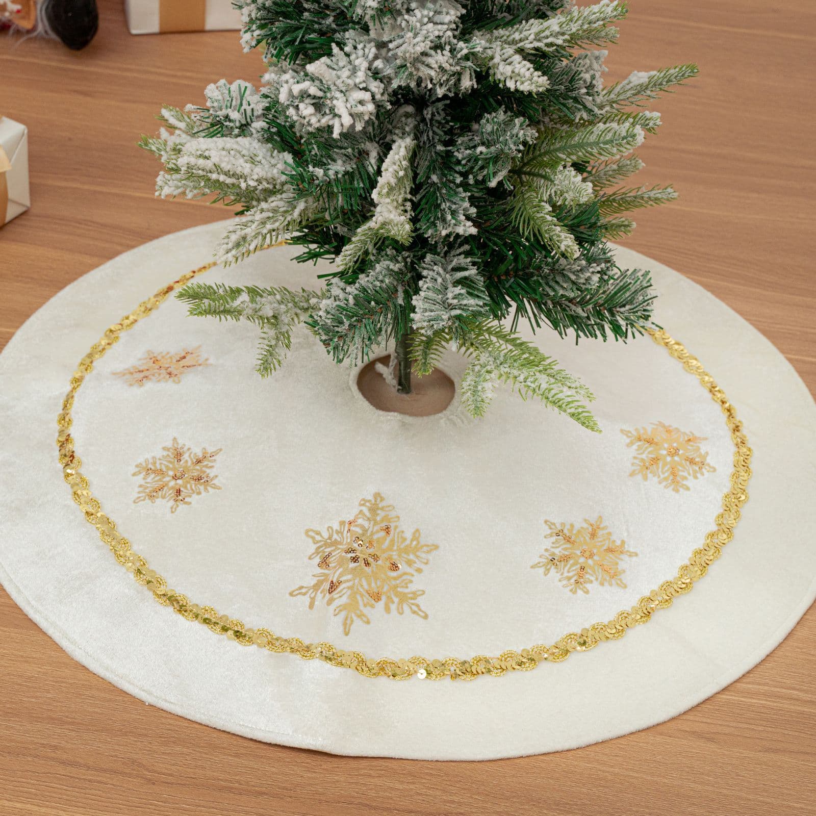 New cross-border Christmas product: Gold snowflake sequined velvet Christmas tree skirt, white Christmas tree skirt decoration.