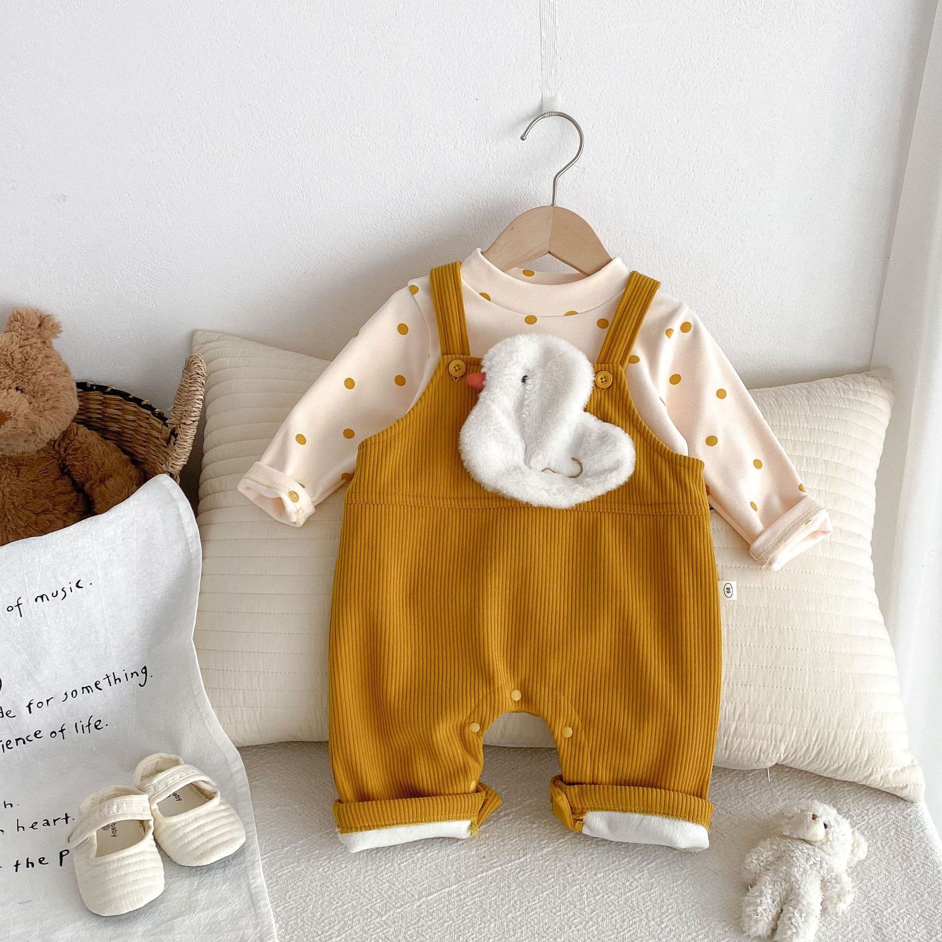 Baby super cute jumpsuit 0-2 years old winter Korean children's clothing baby plus velvet overalls baby winter clothing trendy AL702