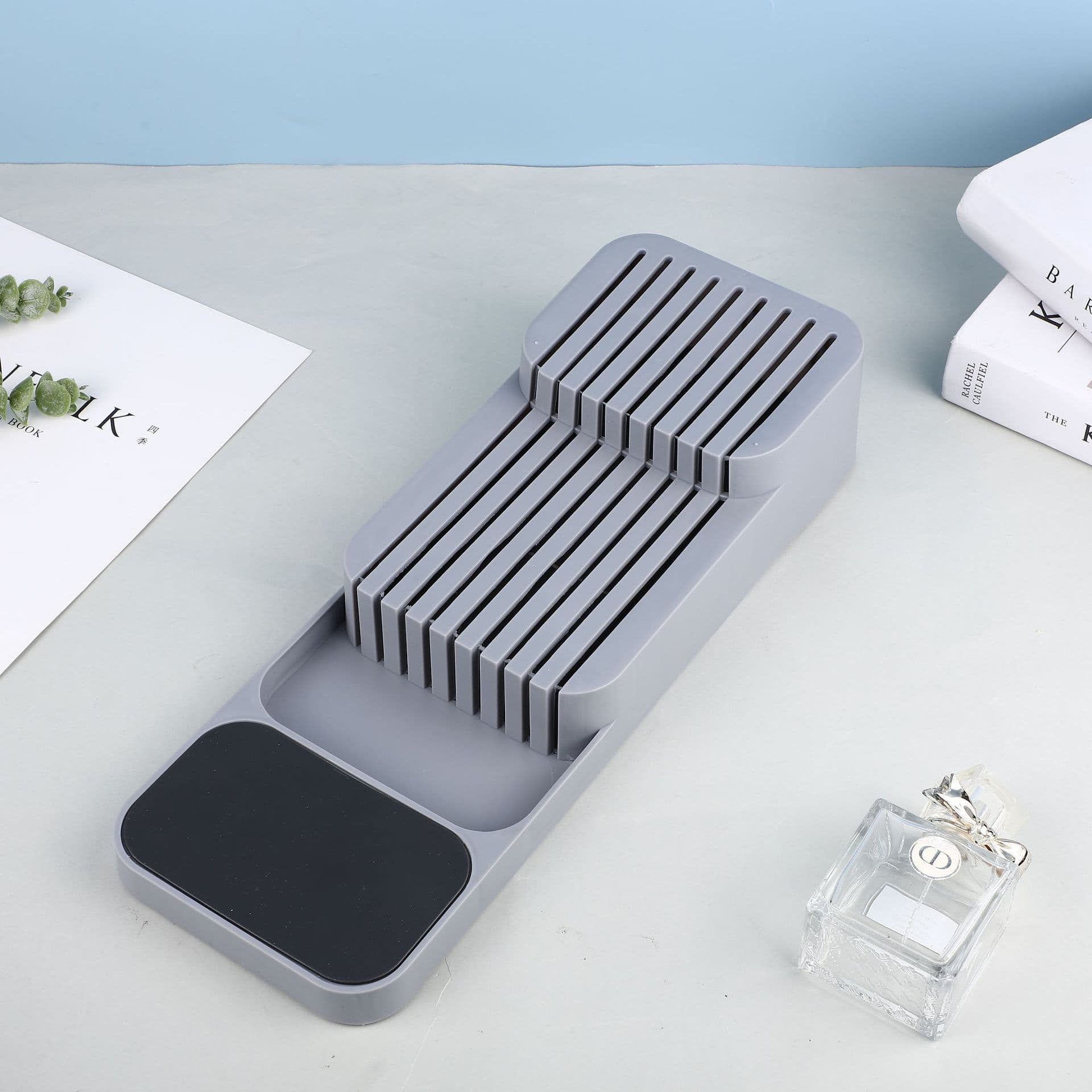 Knife Storage Box Quick-Drain Ventilated Kitchen Household Knife Holder with Built-in Dividers Drawer Plastic Box