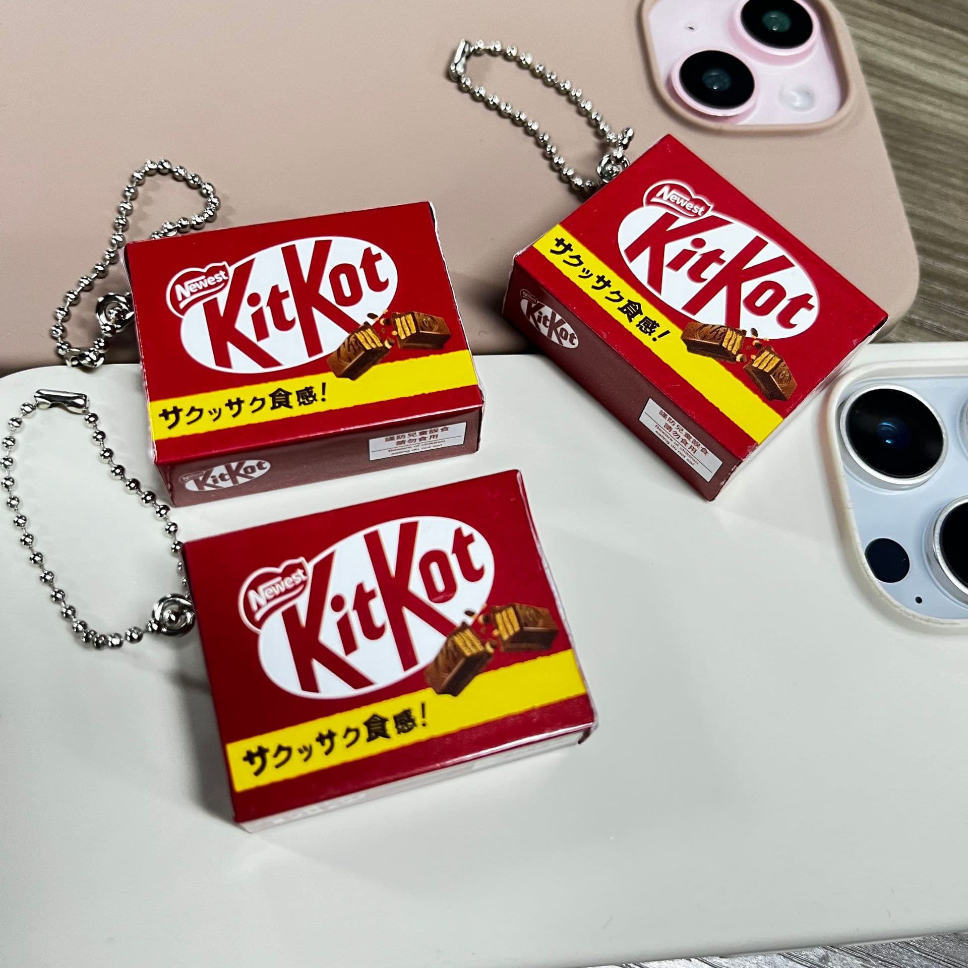 Simulated KK chocolate keychain, simulated snack bag pendant, simulated Nestle Kit Kat bag pendant, internet celebrity snack