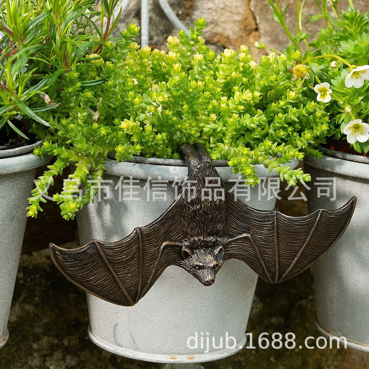 Resin Spreading Bat Sculpture Garden Decoration Outdoor Animal Resin Statue Hanging Planter Ornament