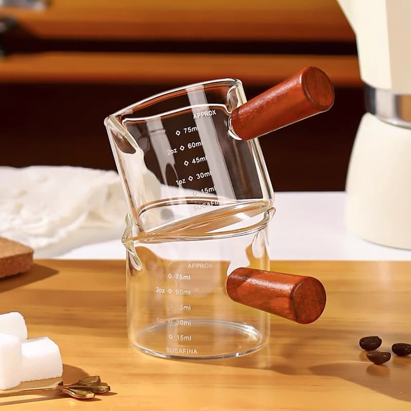 Wholesale glass mini milk jugs with graduations, espresso extraction measuring cups, wooden handles, mini milk jugs, ounce cups