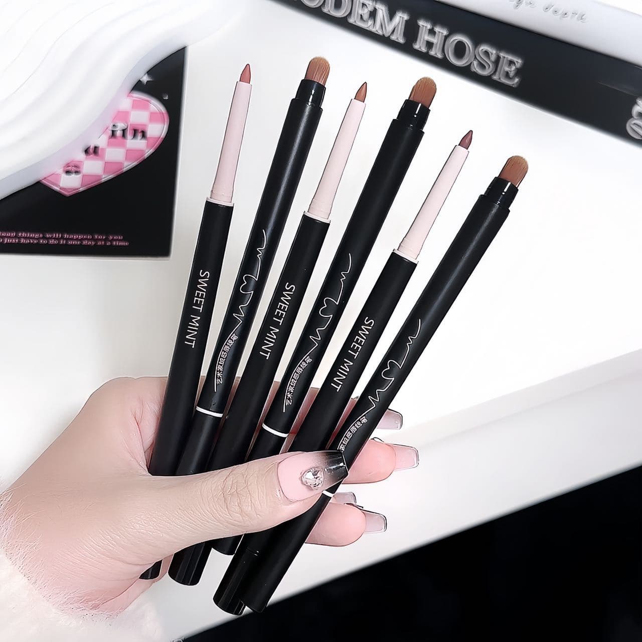 SWEET MINT Artist Velvet Lip Liner Lip Brush 2-in-1 Matte Color Provides Natural and Long-lasting Lip Shape