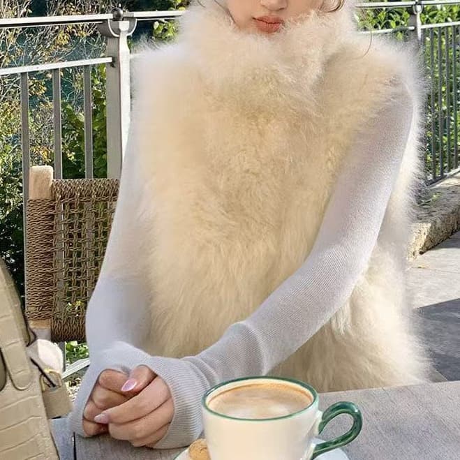 A versatile fox fur vest with a structured, three-dimensional design, featuring faux fur trim, and an eco-friendly, non-greasy feel. It's a women's off-shoulder coat.