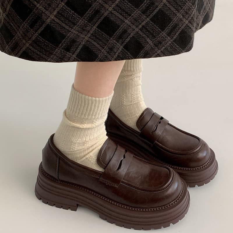 Stylish and practical British-style platform loafers for women, new autumn/winter style, easy to match with skirts, slip-on style.