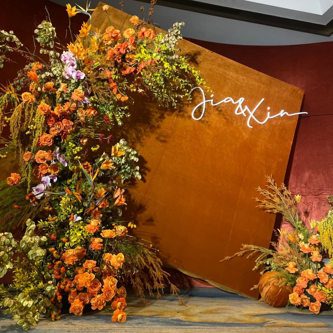 Autumn orange color wedding hall layout background wall flower arrangement road guide floor flower arrangement autumn and winter wedding golden autumn orange artificial flowers