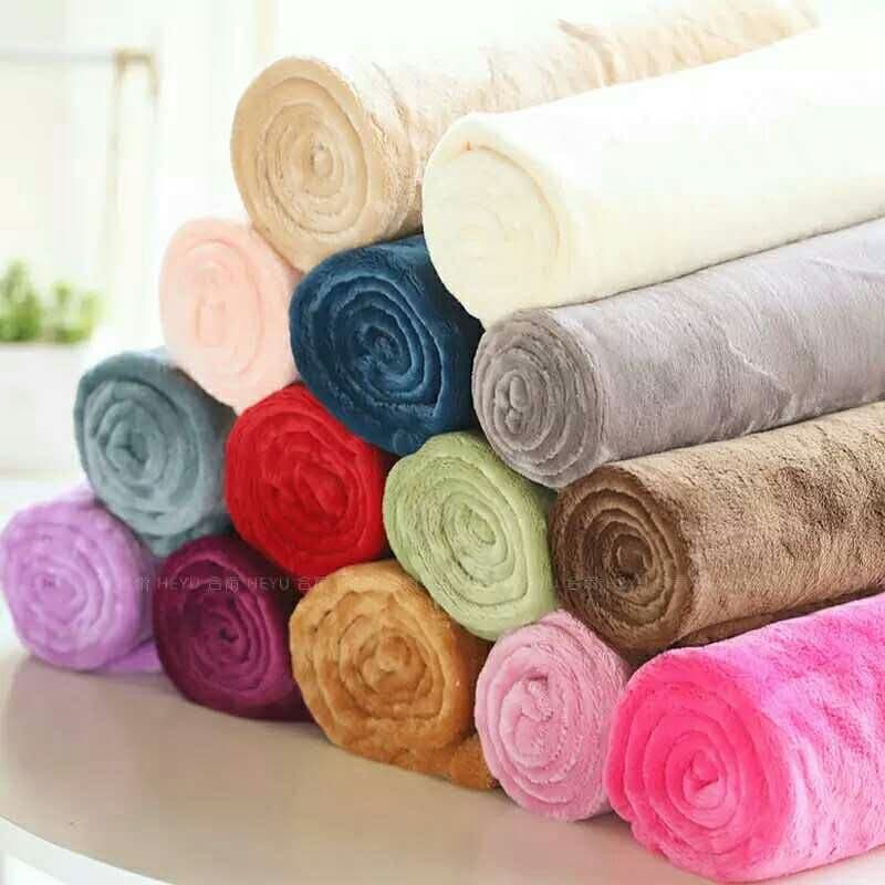 Small fleece blanket, extra thick, perfect for winter office naps, air conditioning, single use, or student lunch break. Also suitable for covering legs.