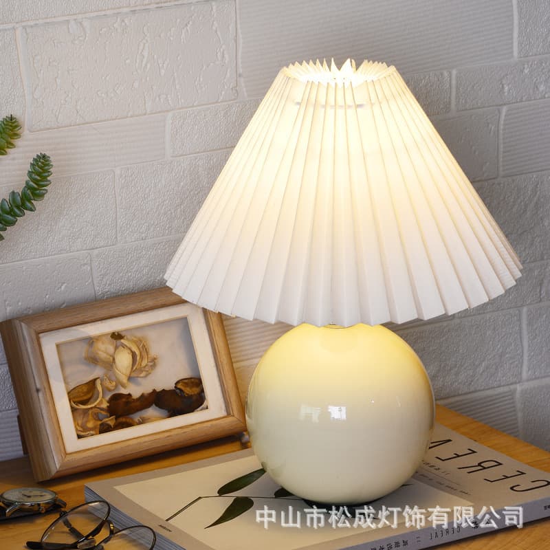 Creative Pleated Desk Lamp for Girls' Bedroom Night Light, Nordic Internet-Famous Ins-Style Ceramic Decorative Bedside Lamp