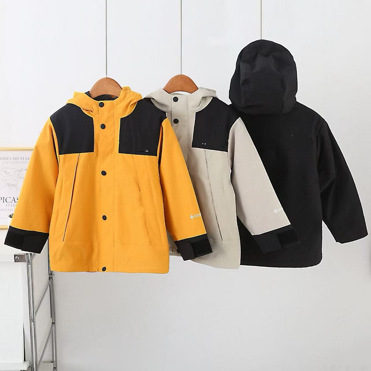 Children's autumn and winter style, Beijia fleece-lined hooded windbreaker jacket/cotton coat for medium and large children and boys.
