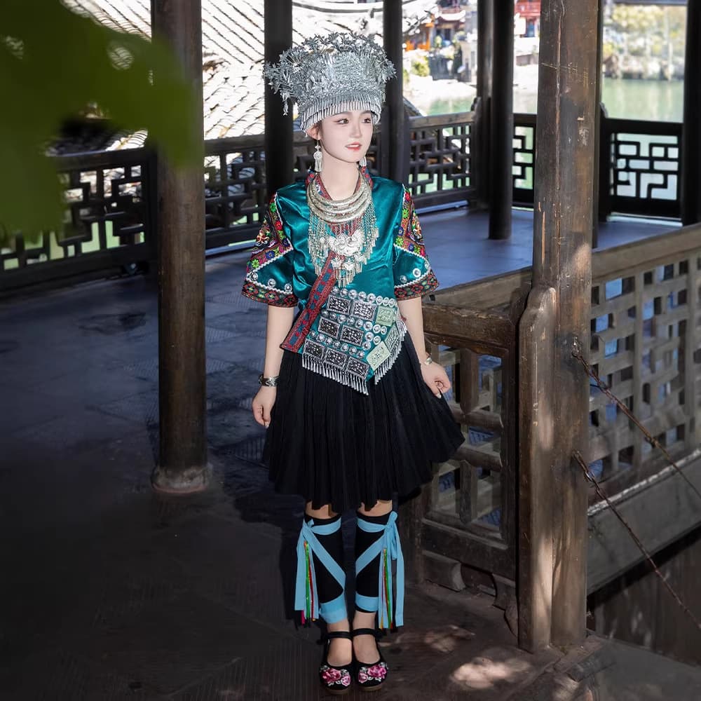 Miao ethnic costumes in Guizhou village, women's clothing, embroidered pleated skirts for adults, suitable for travel photography and performances.