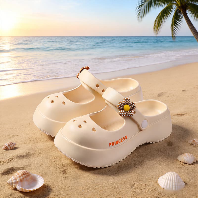Clog Sandals Women Summer Outdoor 2025 New Fashion Cloud-Soft Sole Half Slippers Two-Way Beach Cool Slippers Parent-Child