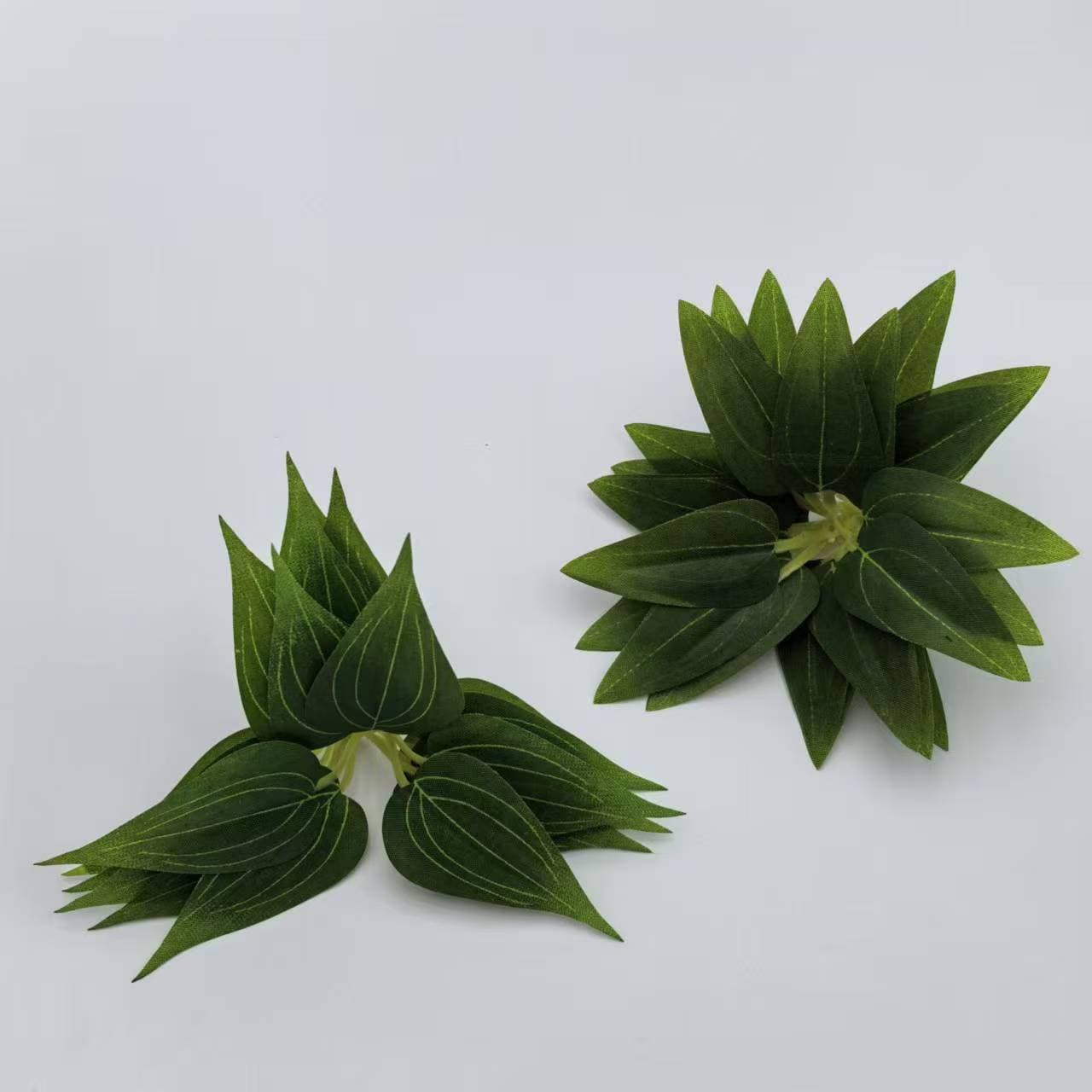 Factory direct supply of artificial green plants with three-pronged heart-shaped leaves and evergreen foliage for decorative soft furnishing projects and plant walls.