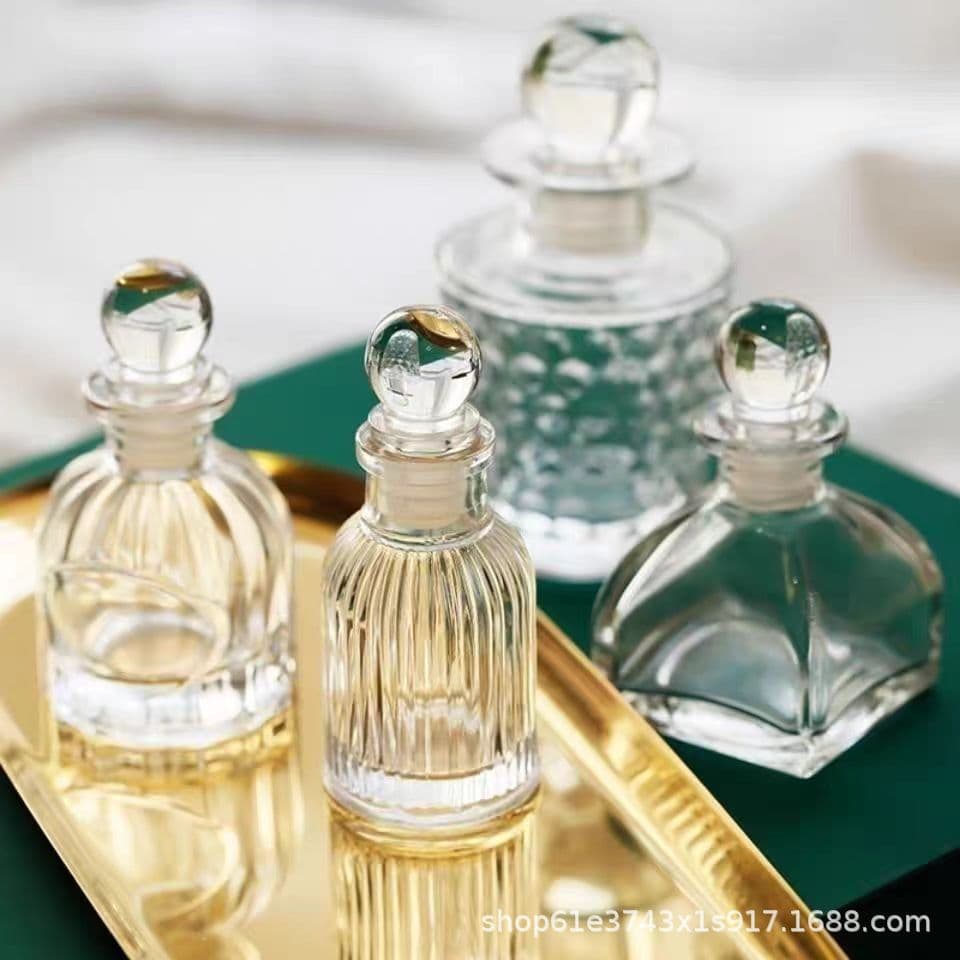 Embossed perfume aromatherapy bottle glass small wine bottle with lid sealed empty bottle mini wine packaging European style home decoration