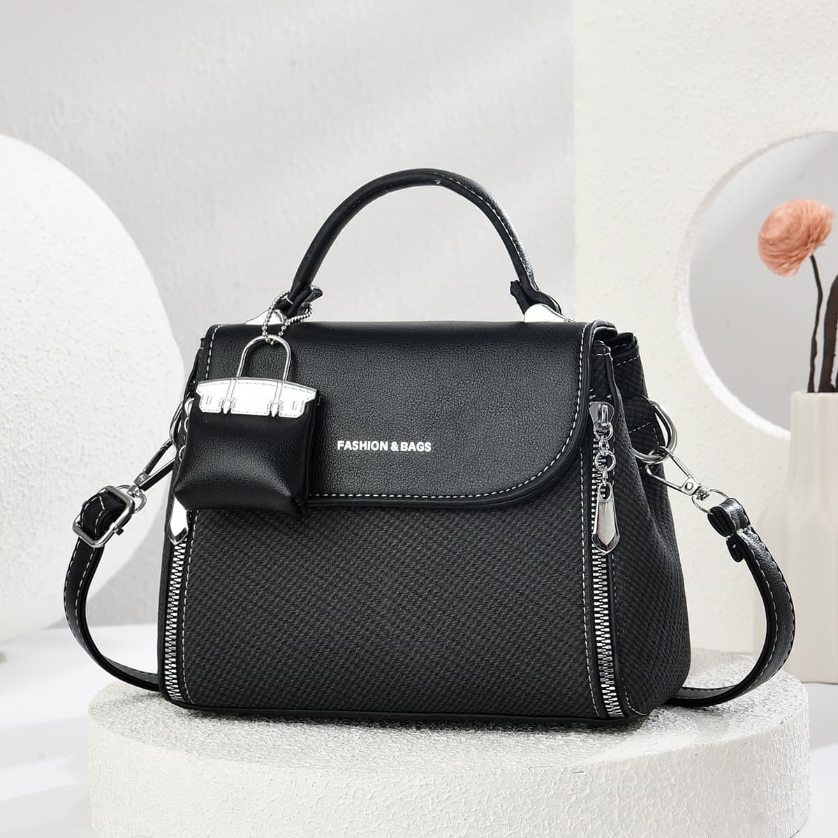 New Internet celebrity light luxury, elegant and high-end handbag, versatile, foreign style, commuting small square bag, woven bag