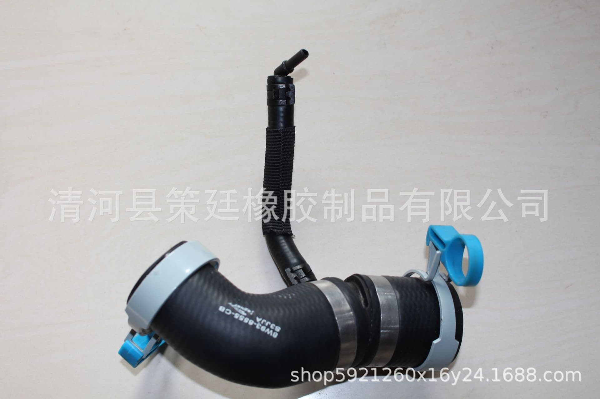 Suitable for Land Rover 3.0 XJ3.0 XF3.0 oil cooling pipe three-way water pipe 8W938555