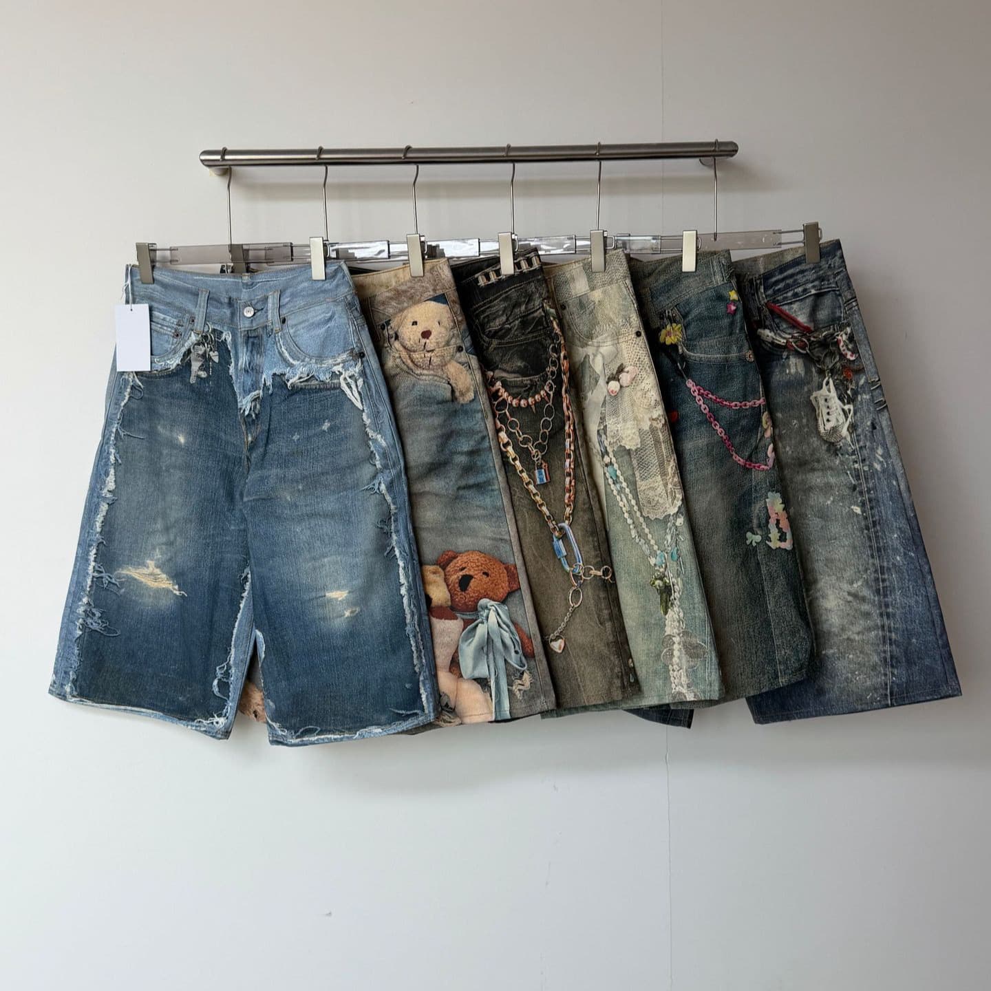 Top AC Home Shorts SS26 Men and Women Same Style Old 3D Digital Print Lace Bear Black Gold Candy Destroyed Hair