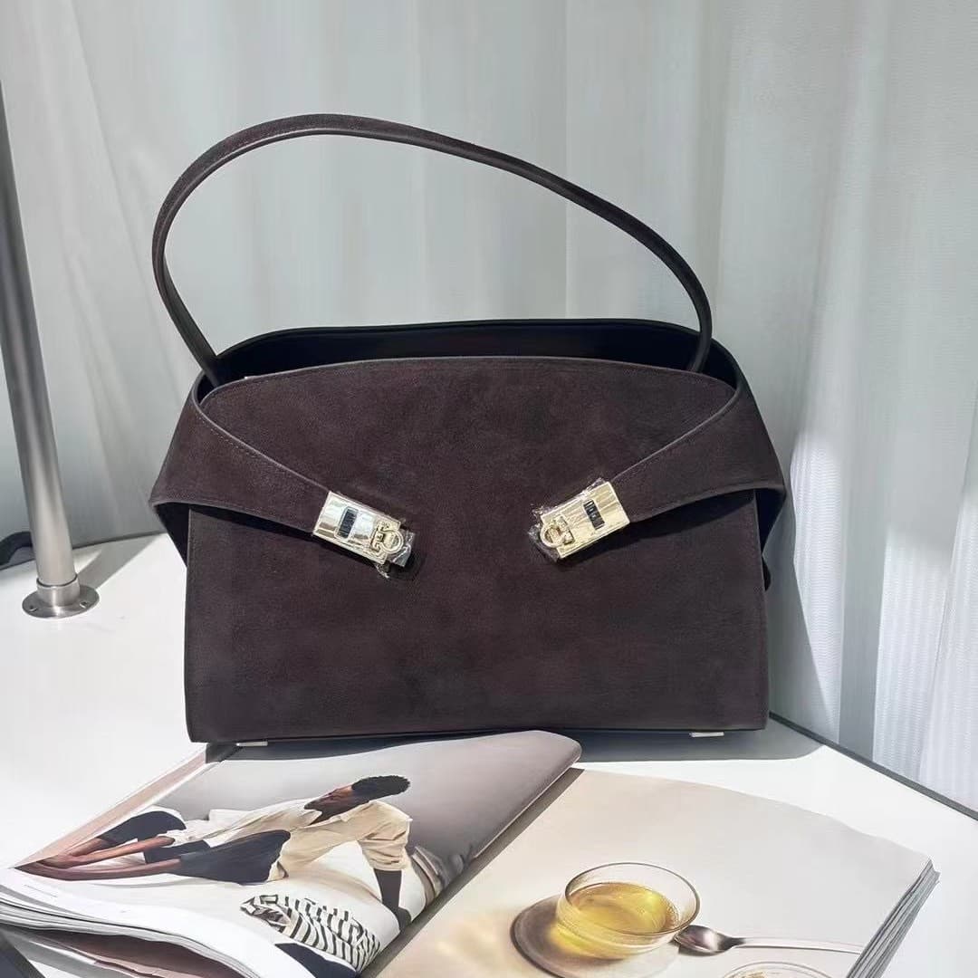 Handheld Large Top-Layer Genuine Leather Bag for Women, Matte Finish, Simple and Elegant, Trendy Niche Design, New Arrival