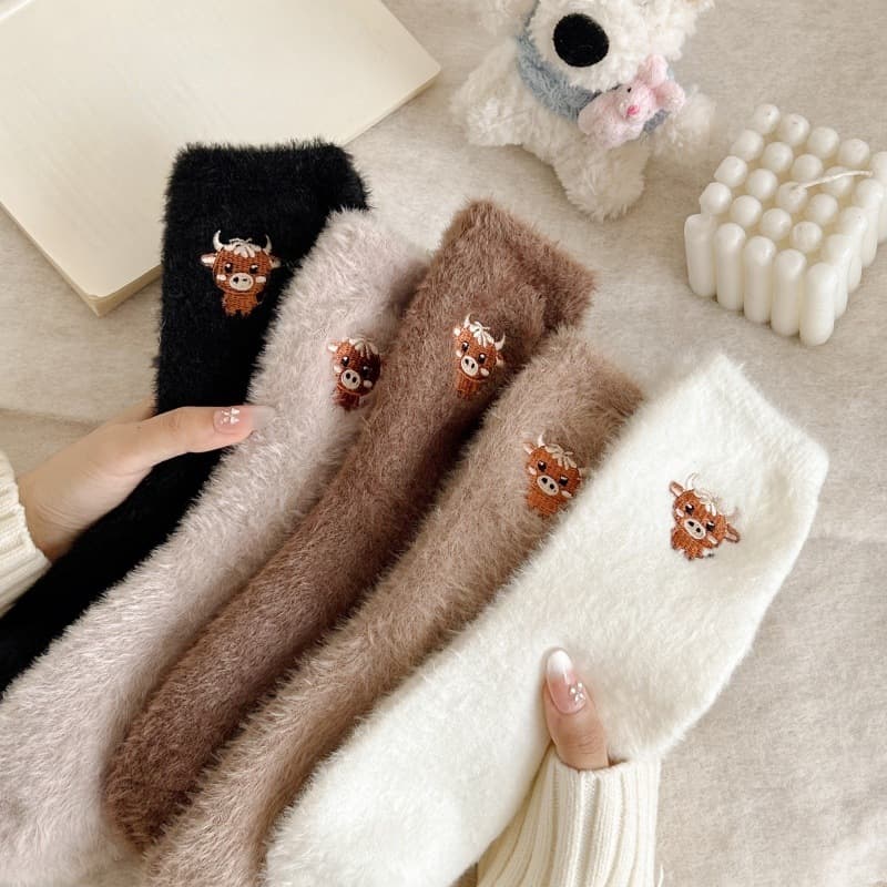Fleece-lined, thick, warm women's mid-calf socks, cute cartoon cow socks for autumn and winter, perfect for sleeping on the floor.