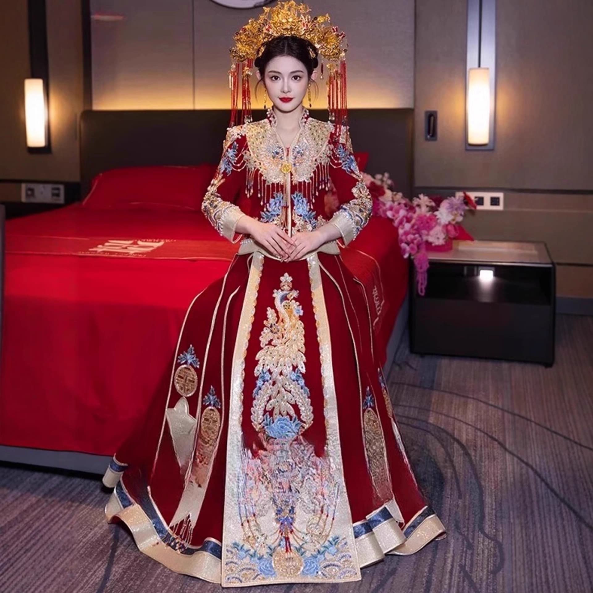 2025 New V-Neck Xiuhe Wedding Dress, Heavy-Embroidered Gown, Banquet Attire, Chinese Wedding Dress, Departure Attire, Dragon and Phoenix Gown