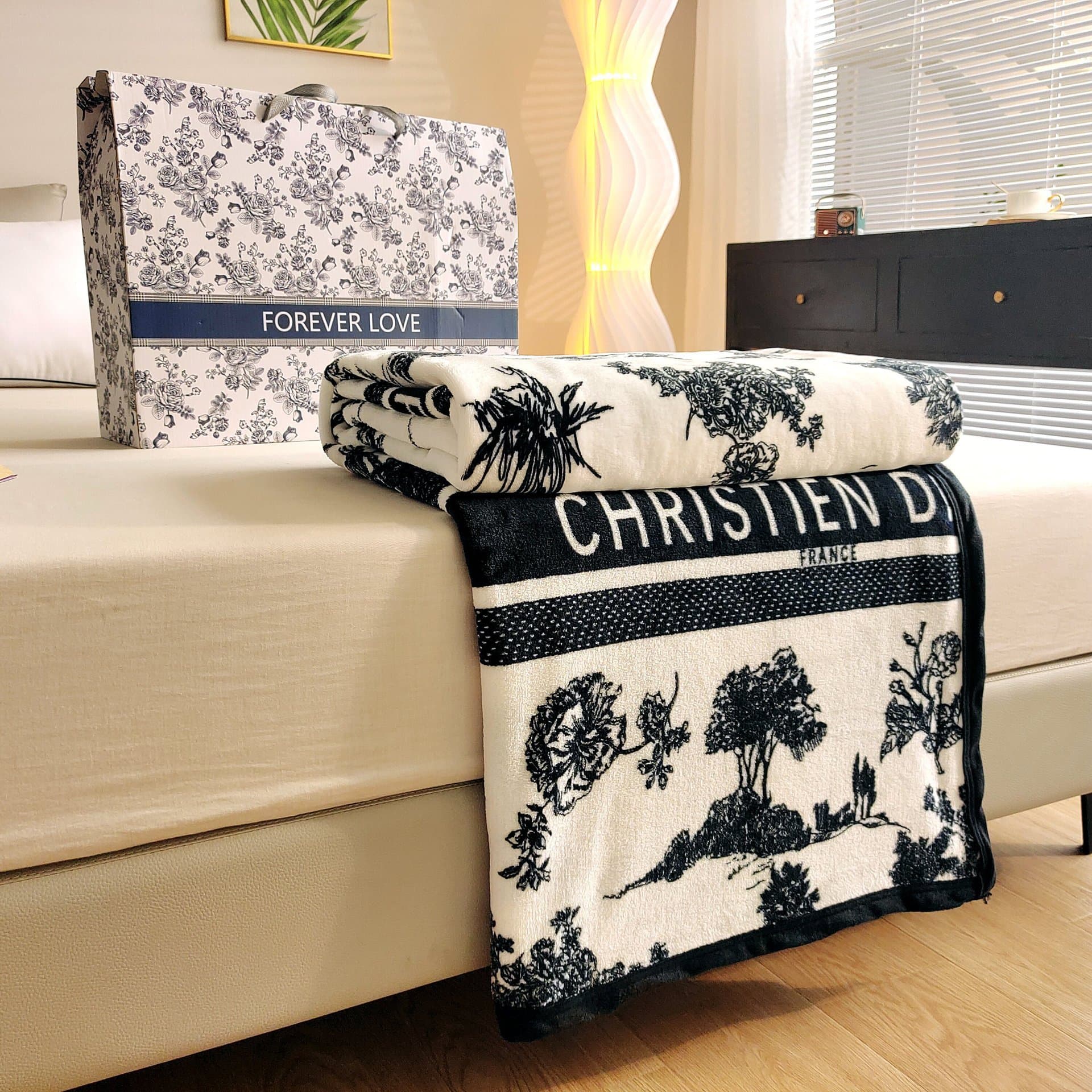 Grand opening anniversary gift blankets, gift boxes, air conditioning blankets, nap blankets, flannel, mink fleece blankets, logo printing available.