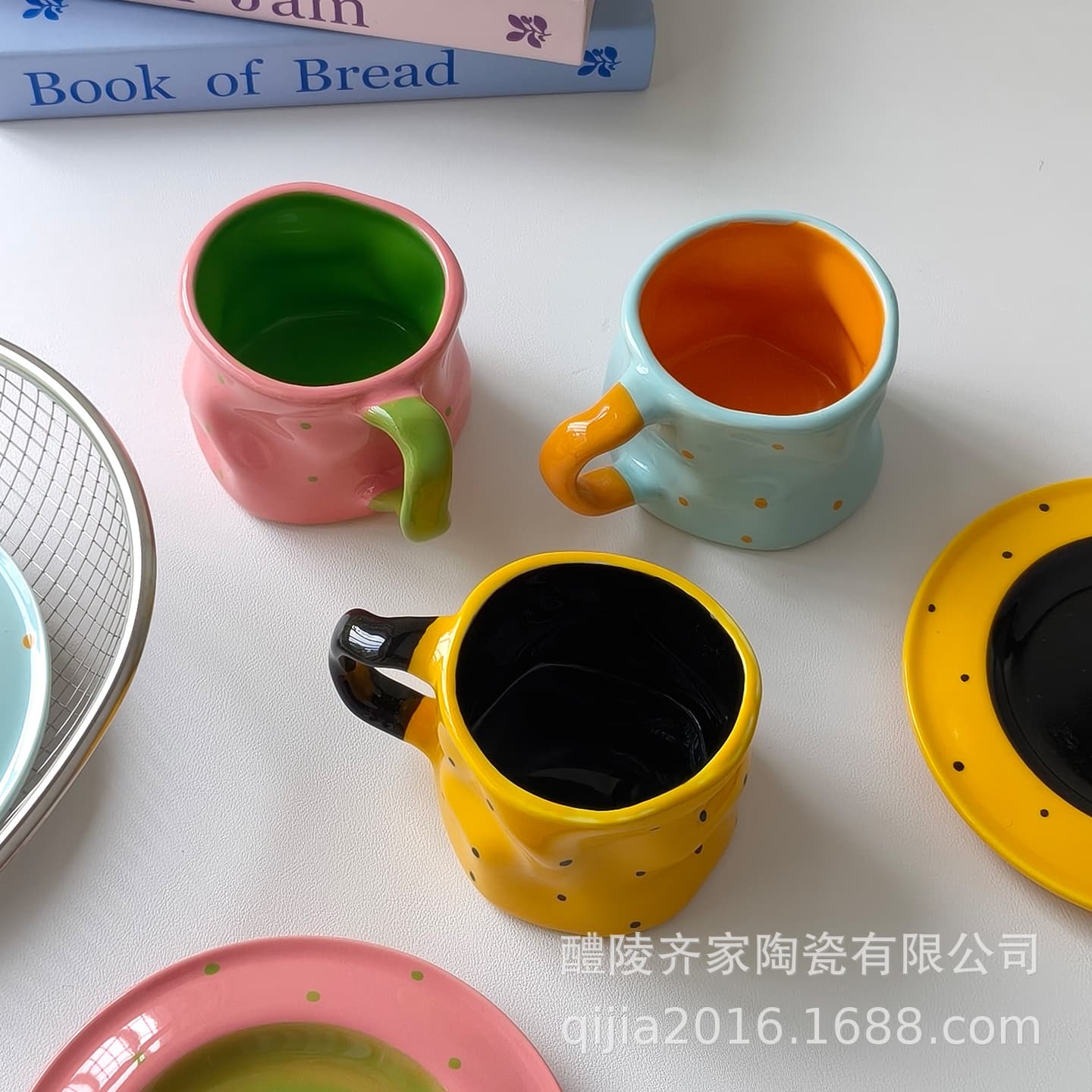 Korean-style pleated hand-pinched polka dot cup and saucer, contrasting colors, hand-painted dots, ceramic mug, home afternoon tea coffee cup and saucer