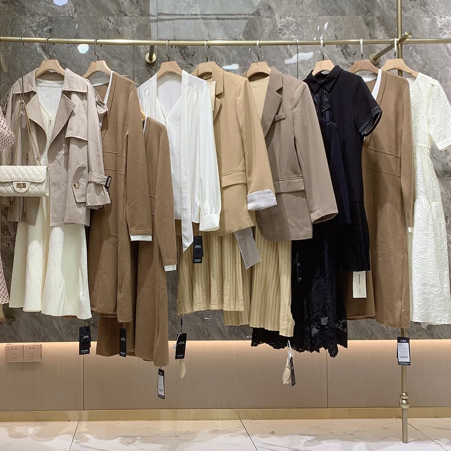 Off-shelf brand discount women's clothing surplus stock wholesale sourcing spring/fall clearance final payment liquidation unique items live stream supply