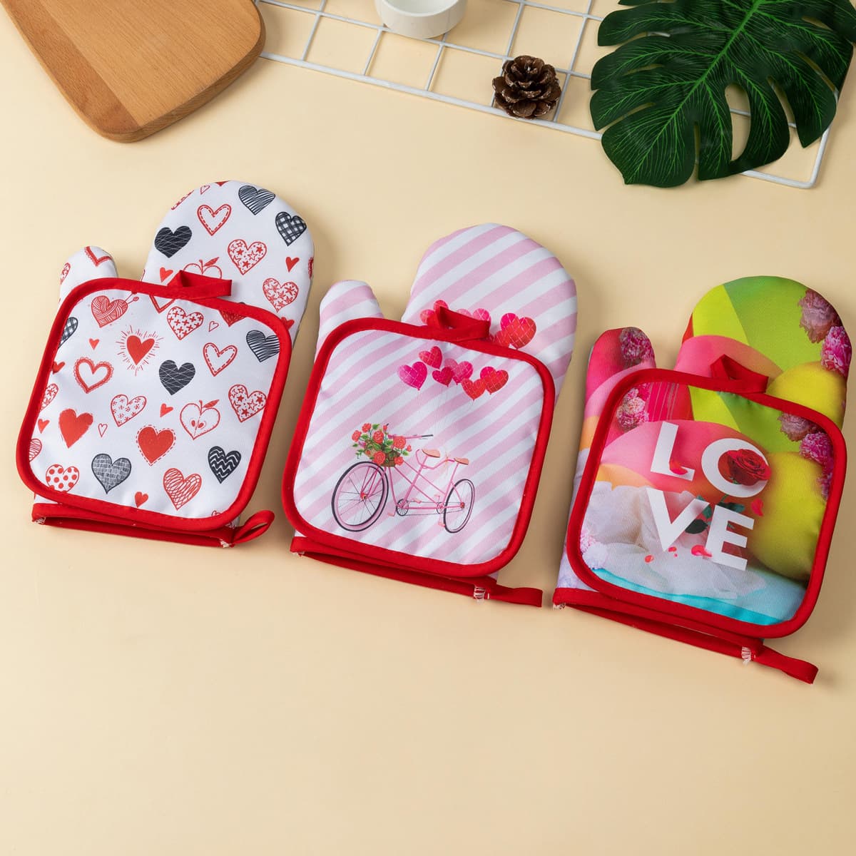 Valentine's Day Microwave Gloves and Pot Holder Set, Thickened Baking Oven Mitts High-Temperature Anti-Scald Cooking Gloves
