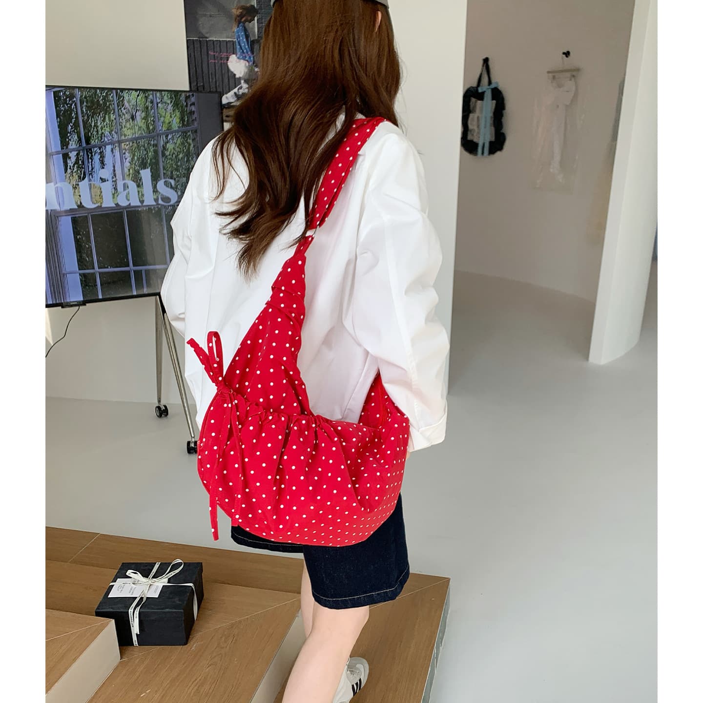 Early Spring New Style Fresh Polka Dot Crossbody Bag Korean Style Pleated High-End Croissant Bag Niche Design Shoulder Bag for Women