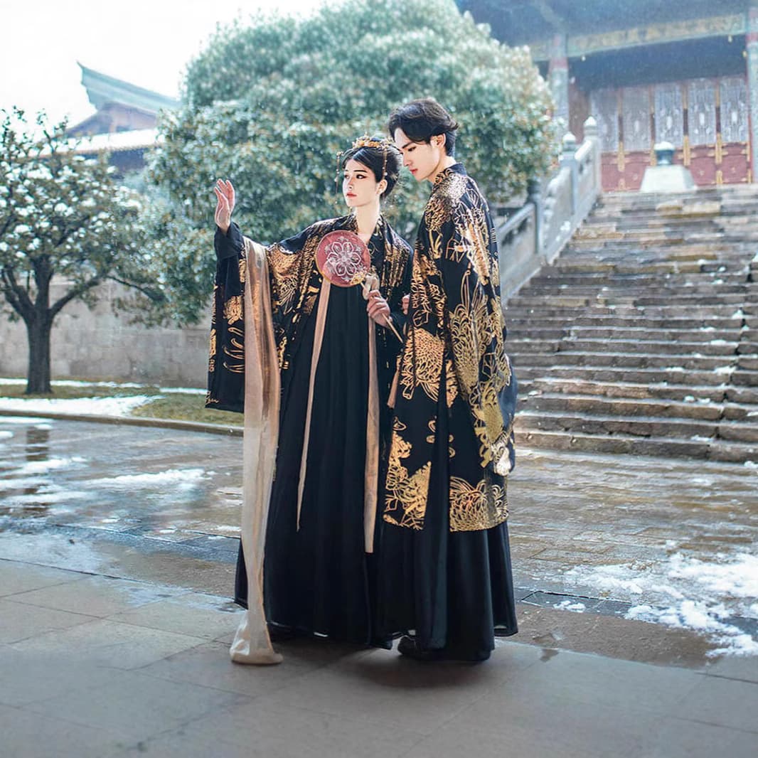 Couple's Hanfu (traditional Han Chinese clothing) with gold foil-stamped wide sleeves, black set, cross-collar, front opening, high-waisted, and high-waisted, suitable for film, television, photography, and portrait sessions.