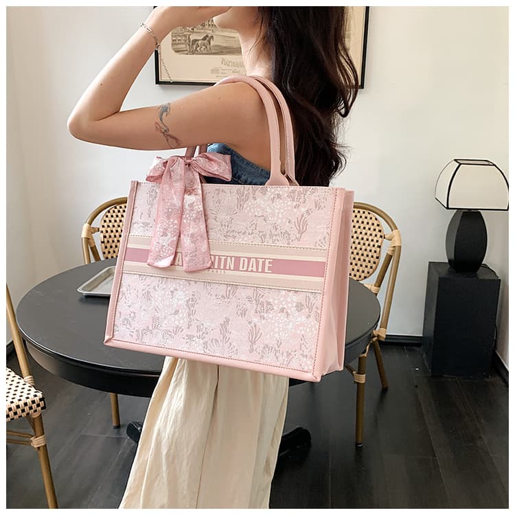 Elegant Women's Embroidered Handbag Large Capacity Street Style Tote Bag Underarm Bag Fashionable Street Trend PU Material