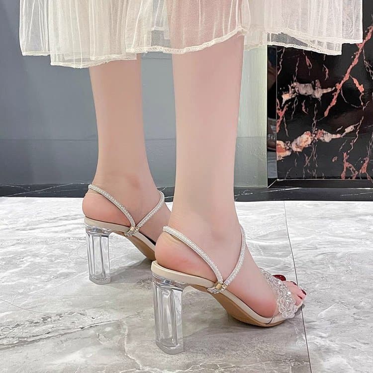 Breathable and lightweight, does not restrict your feet. Rubber thick heel (3-5cm)