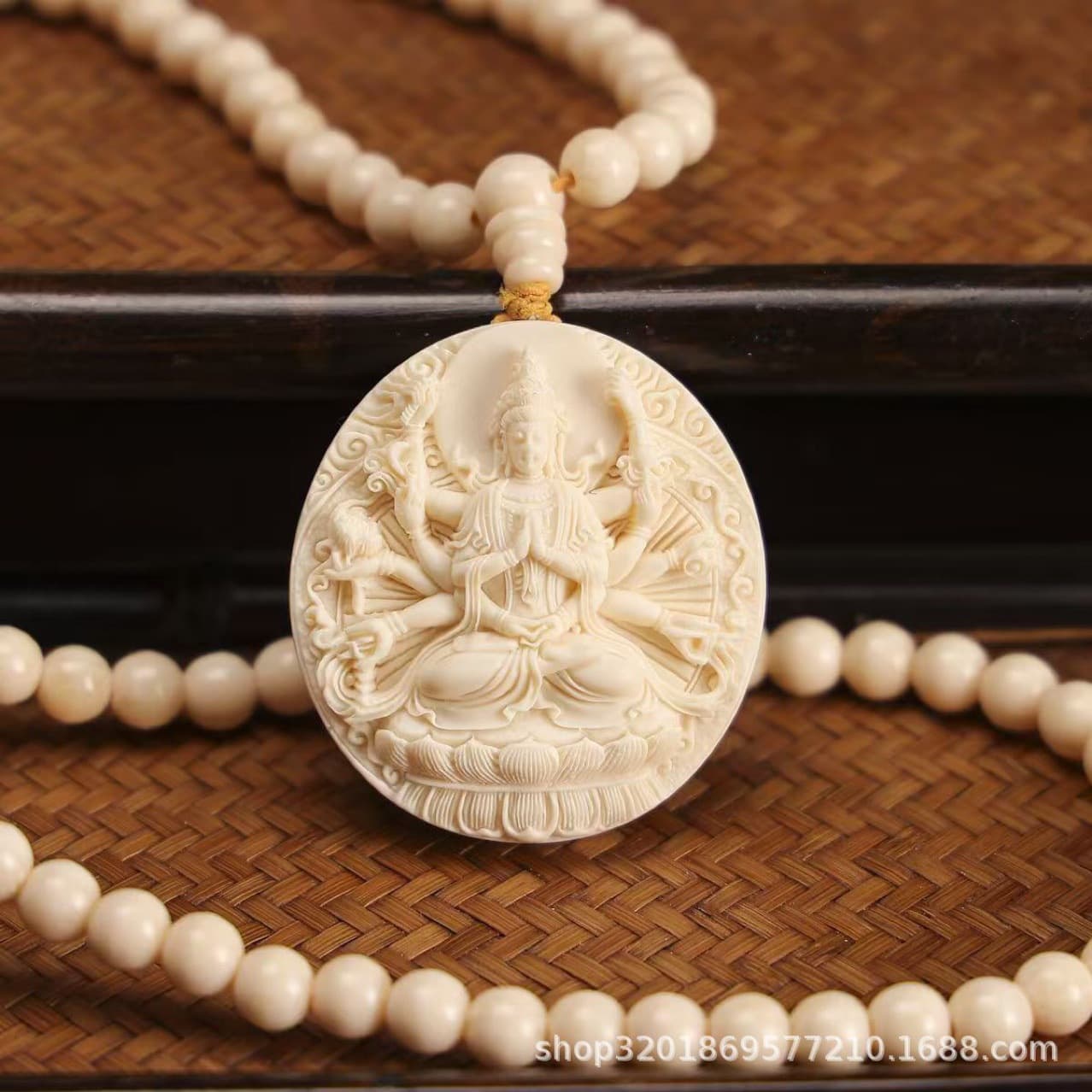 Ivory Fruit Thousand-Hand Avalokitesvara Pendant Patron Saint Male and Female Brand Pendant Hand-carved Necklace Car Hanging Toy