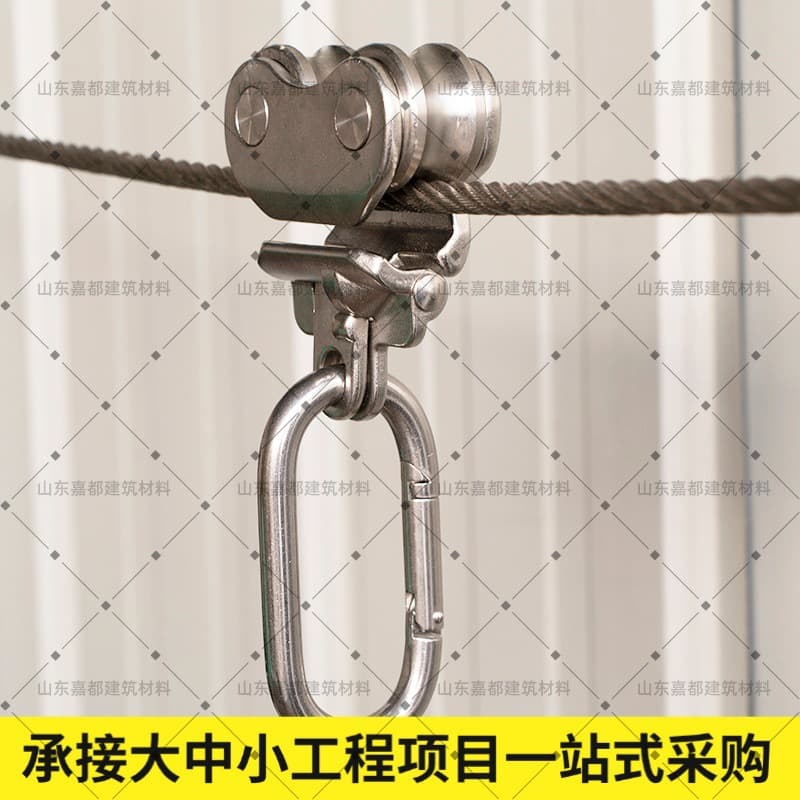 Overhead horizontal lifeline for preventing falls during loading and unloading; truck roof protection and fall prevention in logistics areas.