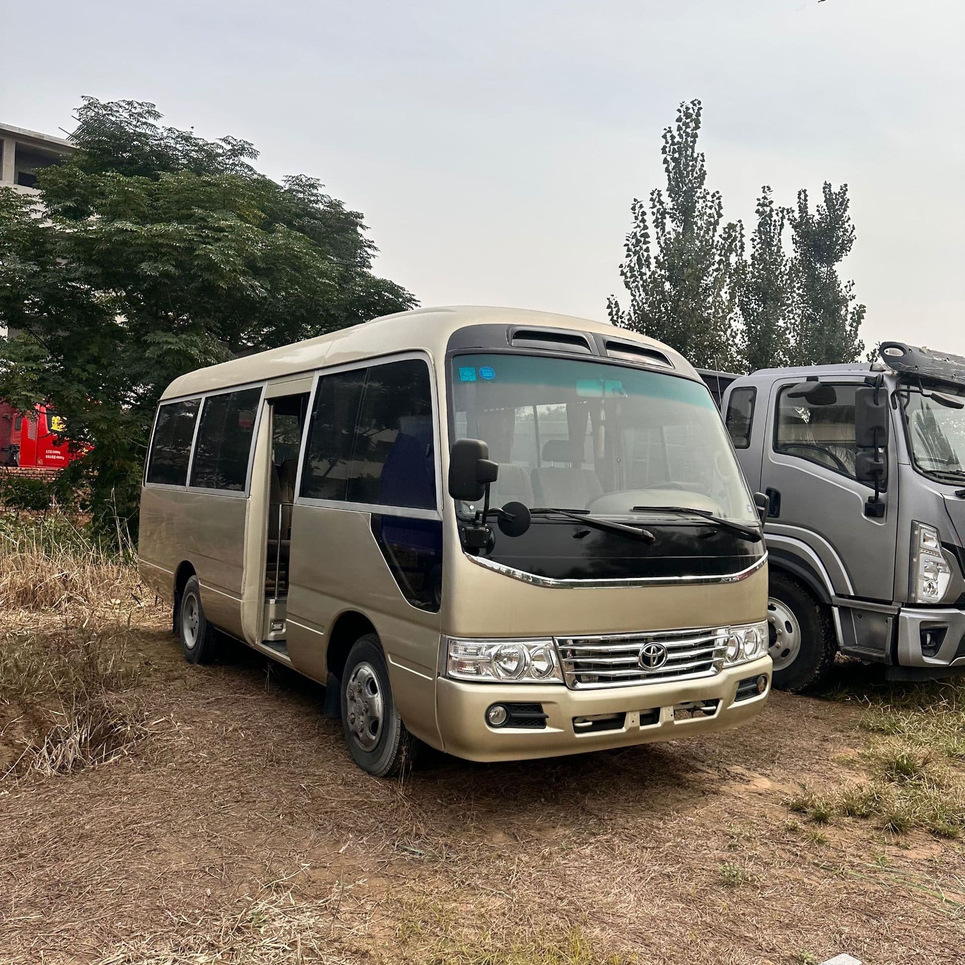 Used Coaster 20-Seater Bus Business Reception Bus Luxury Cabin Comfortable Seats Metallic Paint Good Condition