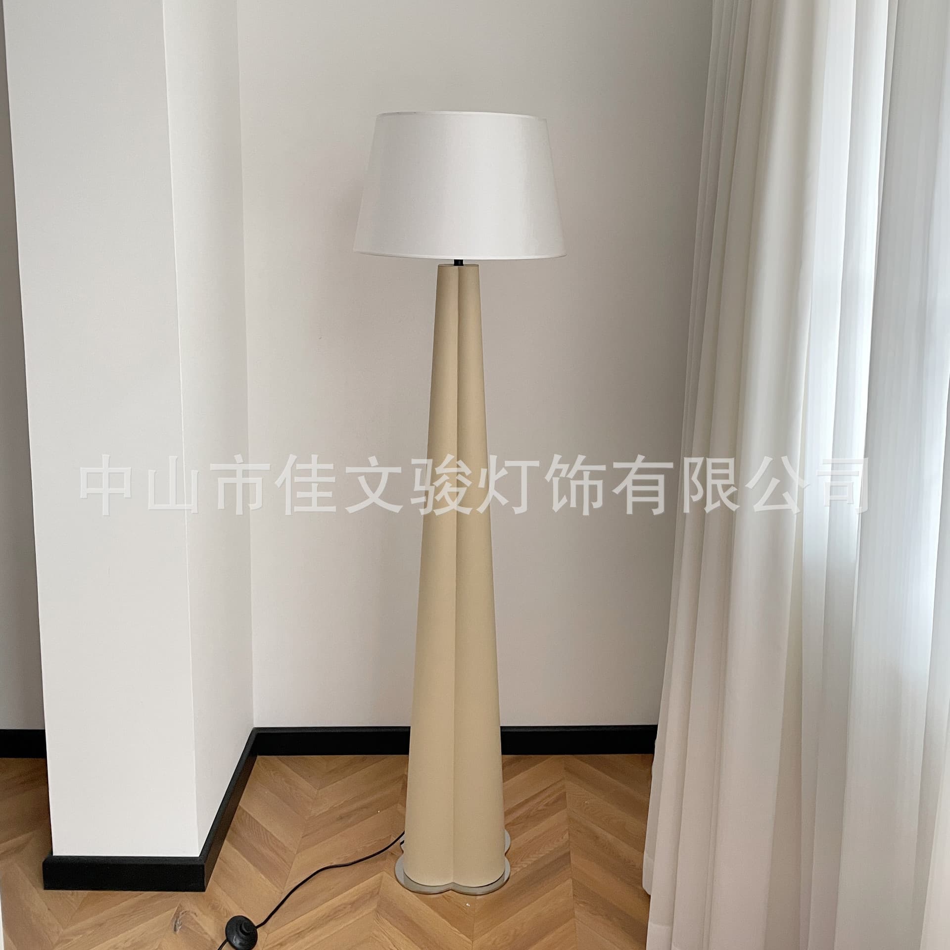 Creative high-end living room dining room study villa floor lamp